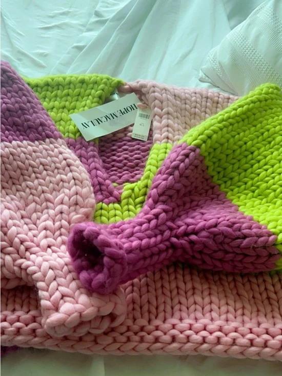 Hope Macaulay Pink & Green Chunky V‑Neck Colorblock Sweater - Picture 3 of 4
